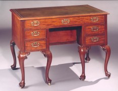 Rare mahogany knee-hole Table